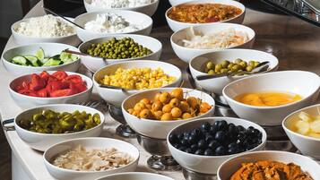 Tägliches Frühstücksbuffet (15 USD pro Person)