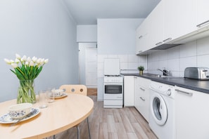 Studio, Kitchen | Private kitchenette | Coffee/tea maker, cookware/dishes/utensils