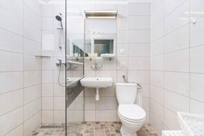 Studio, Kitchen | Bathroom