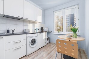 Estudio, cocina | Cocineta privada | Cafetera y tetera y utensilios de cocina 