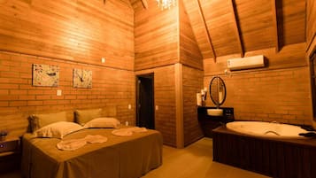 Cabaña de lujo, 1 habitación, vistas al jardín | 1 dormitorio, minibar, decoración individual y mobiliario individual