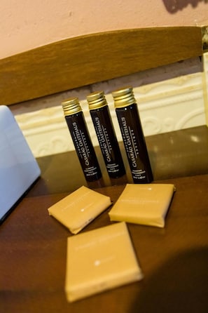 Articles de toilette gratuits, sĂšche-cheveux, serviettes fournies