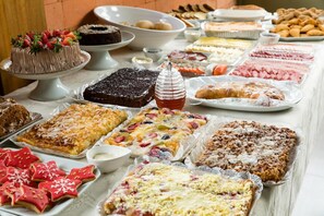 Breakfast buffet - Pousada Casarão Gastehaus Boutique (Pomerode)