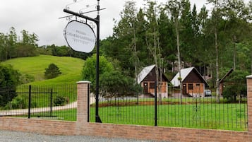 Experience the charm of Pousada Casarão Gasthof Boutique, surrounded by lush greenery and historic charm.
