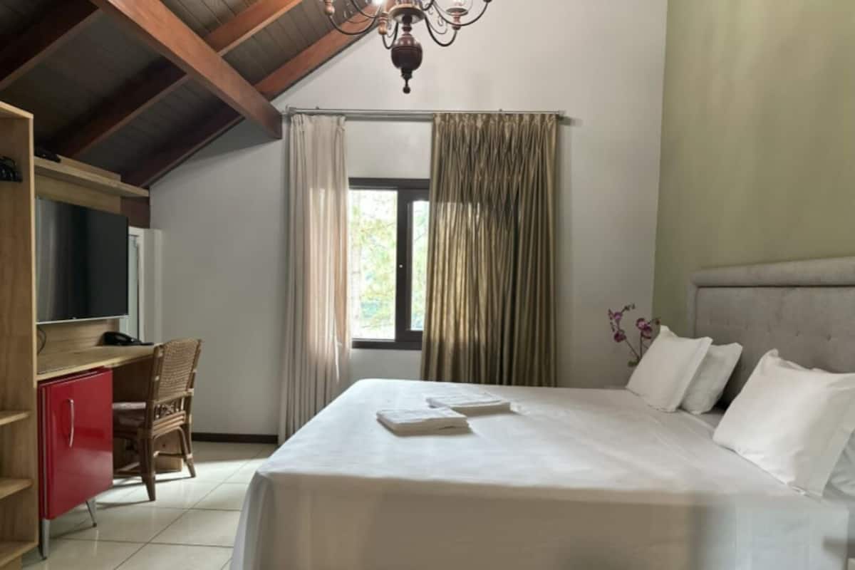 Habitación de lujo con 2 camas individuales | Minibar, decoración personalizada, muebles diferentes y wifi gratis
