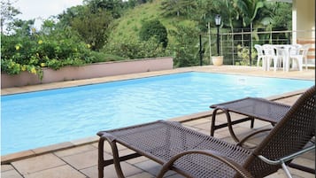 Una piscina al aire libre