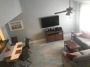 Een smart-tv en boeken