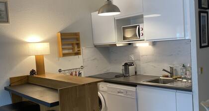 2 ROOMS+CABIN- SWIMMING POOL- TERRACE SOUTH- NICE VIEW ON THE LAKE, WIFI, NEAR GOLF COURSE
