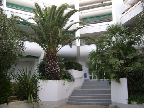 2 PIECES+CABINE- PISCINE- TERASSE SUD- BELLE VUE SUR LE LAC,WIFI, PROXIMITE GOLF