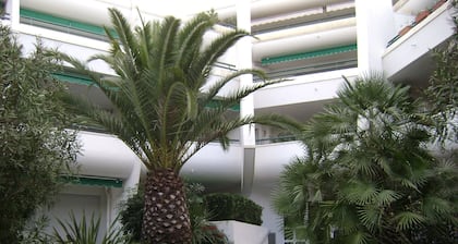 2 ROOMS+CABIN- SWIMMING POOL- TERRACE SOUTH- NICE VIEW ON THE LAKE, WIFI, NEAR GOLF COURSE