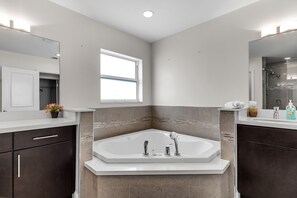 Ensemble douche/baignoire, baignoire Ă jets, sĂšche-cheveux