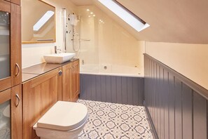 Douche, sèche-cheveux, serviettes fournies, savon