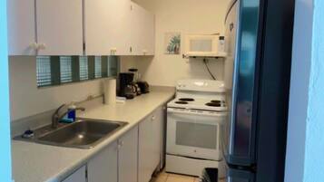 Microondas, horno, parrilla de estufa y cafetera y tetera