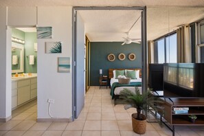 1 chambre, bureau, fer et planche à repasser, lit de bébé portatif