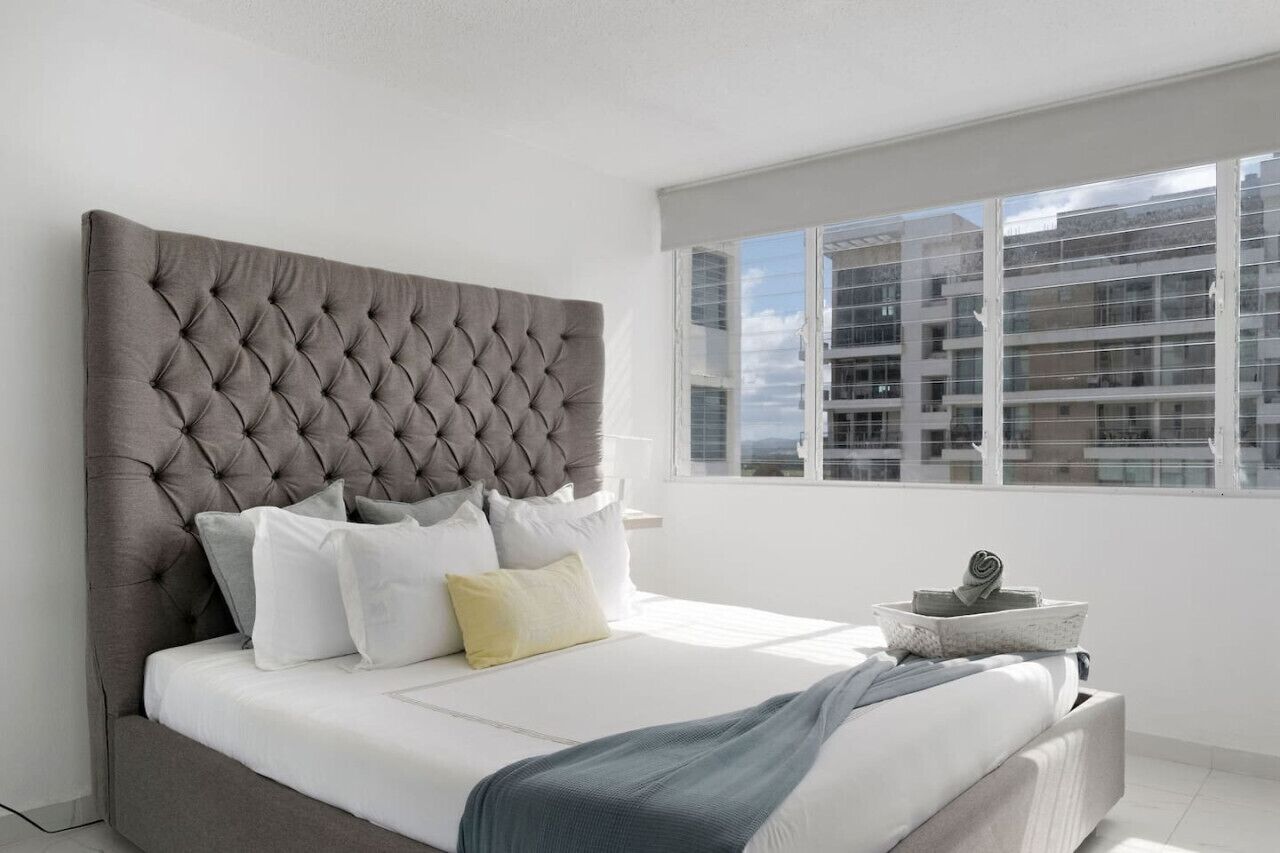 2 habitaciones, escritorio y tabla de planchar con plancha 