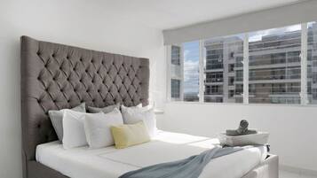 2 habitaciones, escritorio y tabla de planchar con plancha