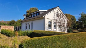 Exterior - "Villa de Witt" vacation for up to 6 people in historic East Frisian flair (Schweindorf)