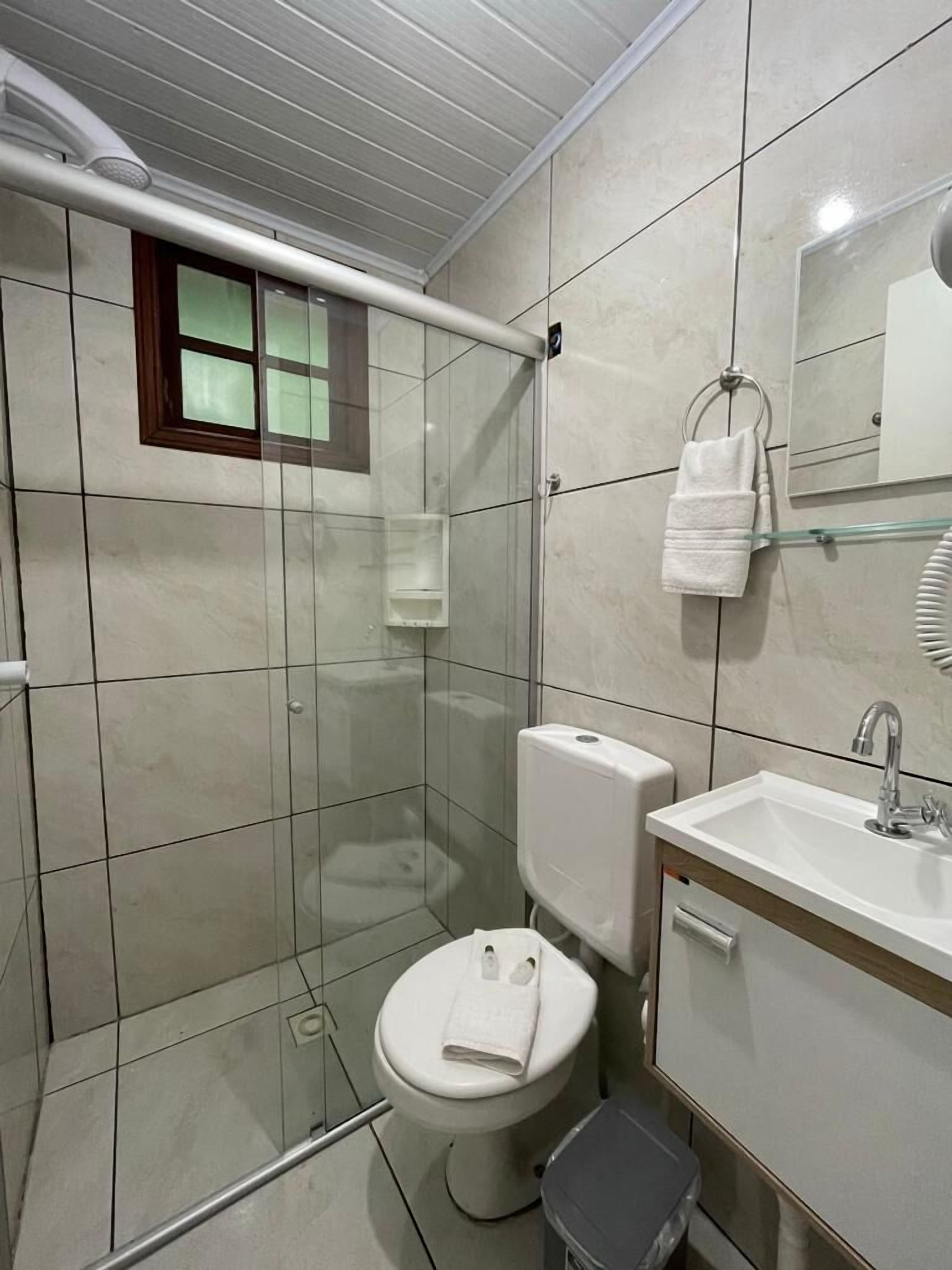 Een douche, een haardroger, toiletpapier