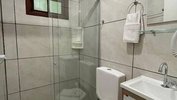 Een douche, een haardroger, toiletpapier
