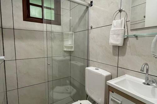 Chuveiro, secador de cabelo (mediante solicitação), papel higiênico