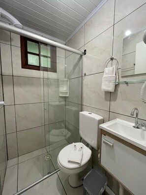 Een douche, een haardroger, toiletpapier