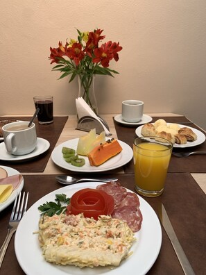 TĂ€gliches inbegriffenes FrĂŒhstĂŒcksbuffet