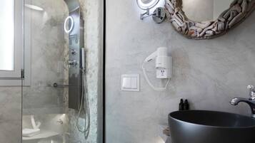 Combined shower/tub, hair dryer, towels