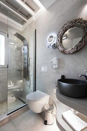 Combined shower/bathtub, hair dryer, towels, soap