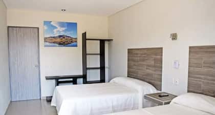 HOUSE 10 ROOMS WITH BATHROOM 25 PEOPLE.