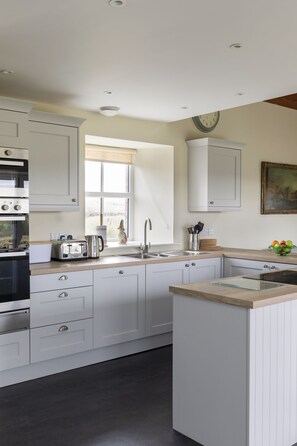 Mikrobølgeovn, ovn, opvaskemaskine, elkedel