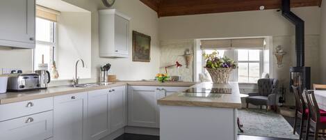 Mikrobølgeovn, ovn, opvaskemaskine, elkedel