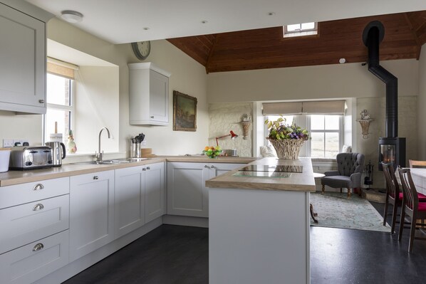 Mikrobølgeovn, ovn, opvaskemaskine, elkedel