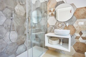 Dusche, Haartrockner, Bidet, Handtücher