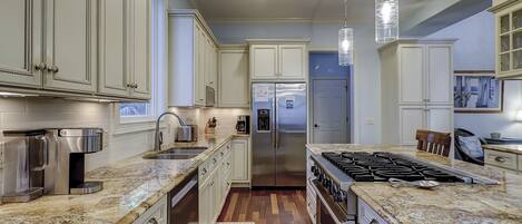 Refrigerador, microondas, horno, placa de cocina