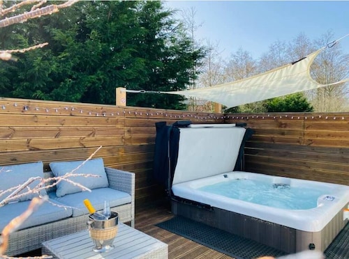 Woodys Retreat, Hot Tub Holiday Home, Felmoor Park (dog friendly)