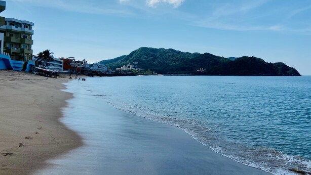 A beach with a sandy shore, a calm sea, and a mountain in the background. - 2 bed, 2 bath house w/ private pool, pyramid waterfall, short walk to beach. (Barra de Navidad)