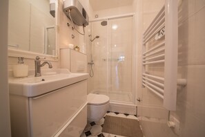 Dusch, hårtork, tvål och toalettpapper