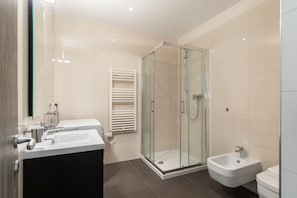 Deluxe Apartment | Bathroom | Shower, free toiletries, hair dryer, bidet