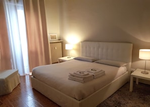1 slaapkamer, een bureau, een strijkplank/strijkijzer, gratis wifi