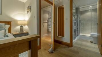 3 bedrooms, iron/ironing board, internet, bed sheets