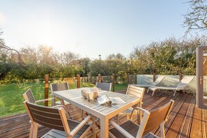 Outdoor dining - Willow Lodge, Holme-next-the-Sea, Norfolk (Holme-next-the-Sea)