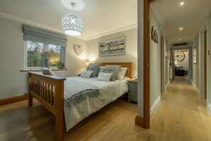 3 bedrooms, iron/ironing board, travel crib, internet - Willow Lodge, Holme-next-the-Sea, Norfolk (Holme-next-the-Sea)