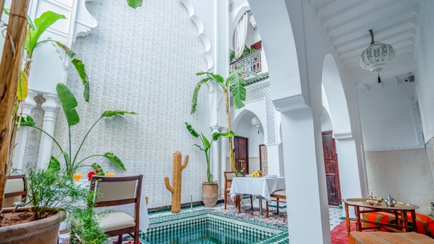 من حمّامات السباحة المغطاة