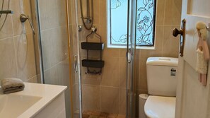 Een douche, een haardroger, handdoeken