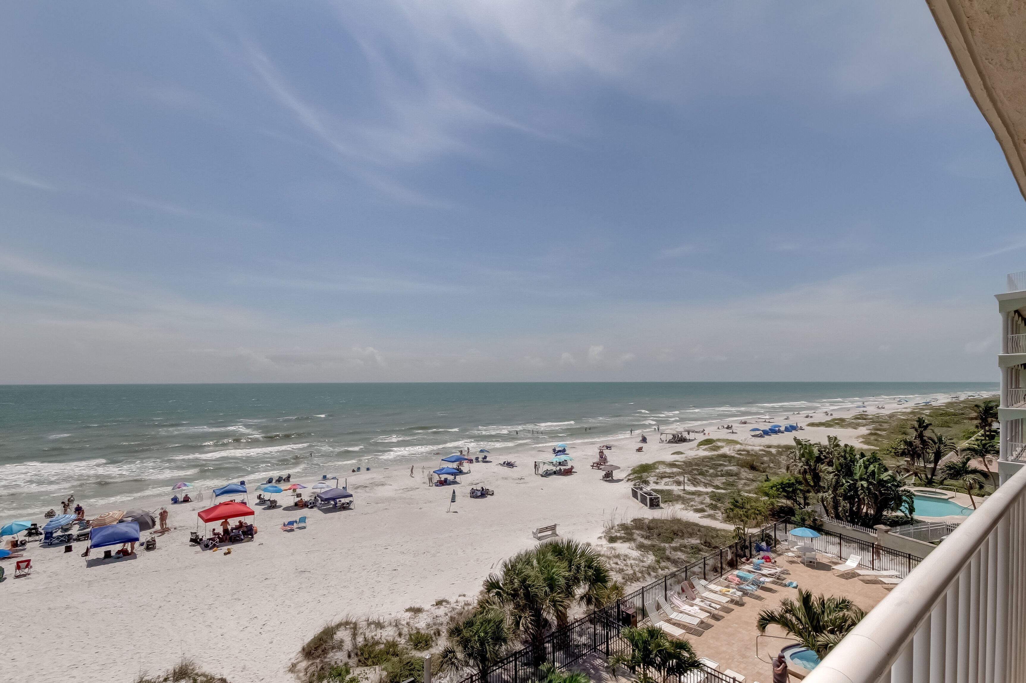 BEAUTIFUL BEACHFRONT CONDO, LARGE BALCONY, TASTEFULLY RENOVATED SLEEPS 8