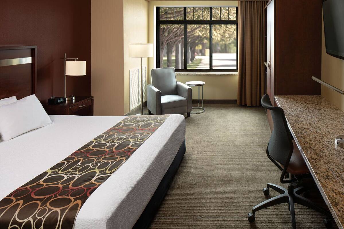 deluxe single room | 1 bedroom, pillow-top beds, minibar, in-room safe