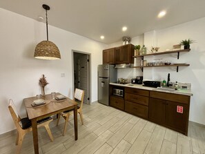 Refrigerador, microondas, cafetera y tetera y tostadora
