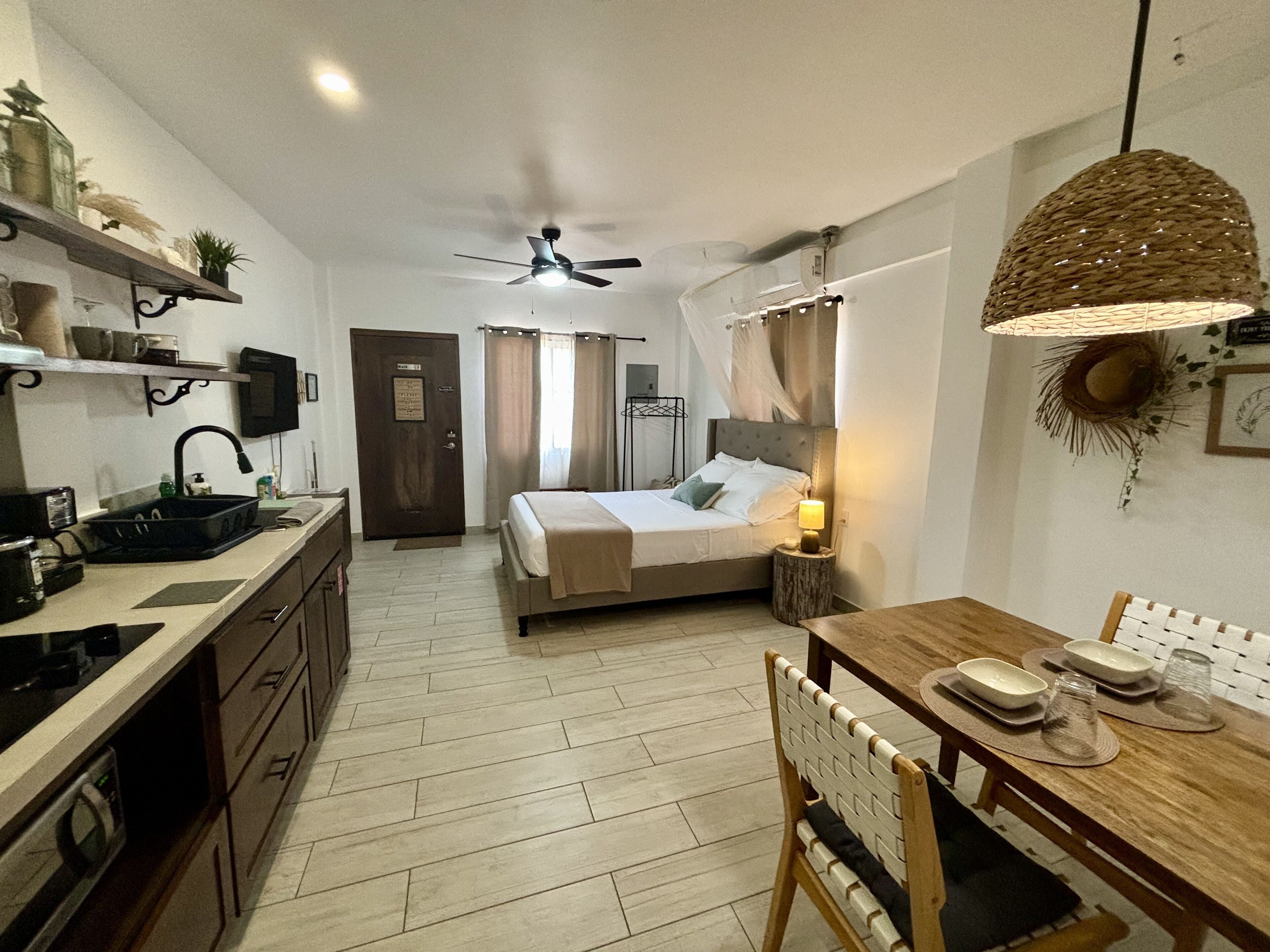 Réfrigérateur, micro-ondes, cafetière/bouilloire, grille-pain