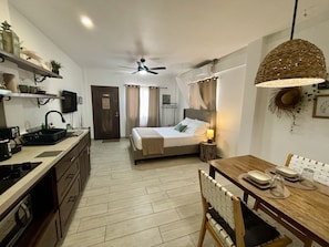 冷蔵庫、電子レンジ、コーヒー / ティーメーカー、トースター