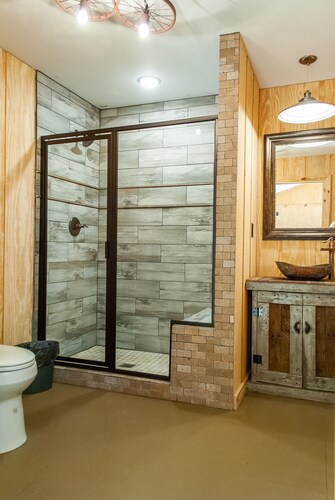 studio rm w/ full kitchen, 1 bth , private deck, & WiFi @ Kick Back Ranch.
